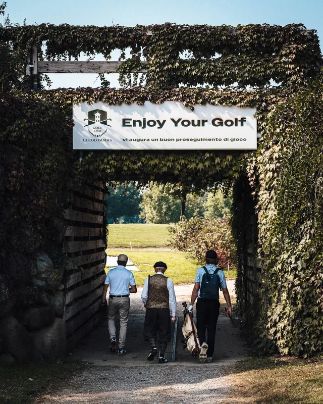 Gruppo di golfisti in stile vintage all'ingresso del Golf Club La Colombera