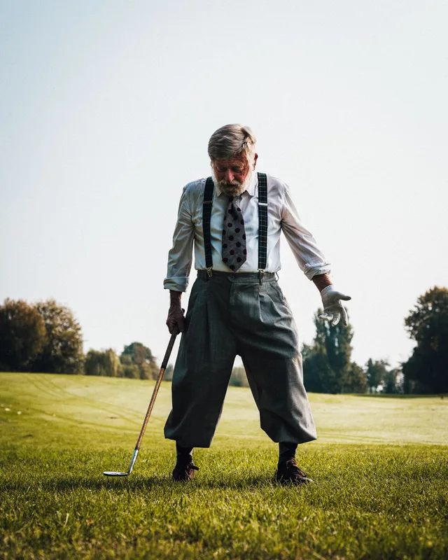 Ritratto vintage di un giocatore di golf con bretelle e mazza da golf