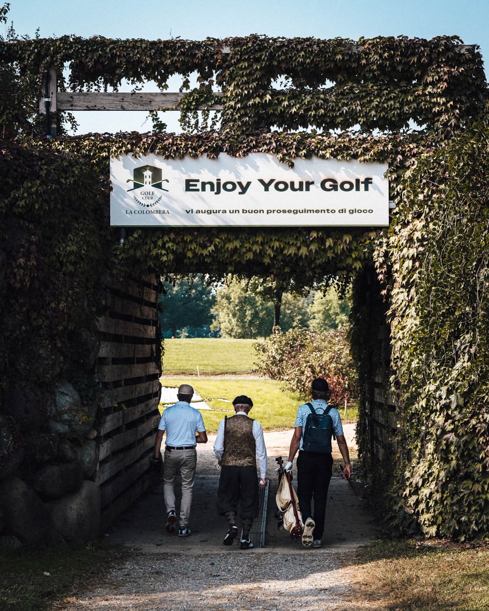 Gruppo di golfisti in stile vintage all'ingresso del Golf Club La Colombera